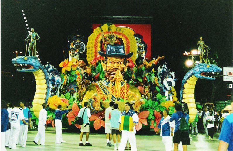 Desfile da Caprichosos de Pilares sobre Goiás, o último da mãe de Georgia (2001).